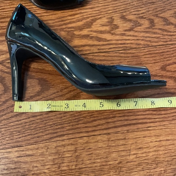 COLE HAAN BLACK PATENT LEATHER PEEP TOE HEELED PUMP. Size 6 - Picture 11 of 13